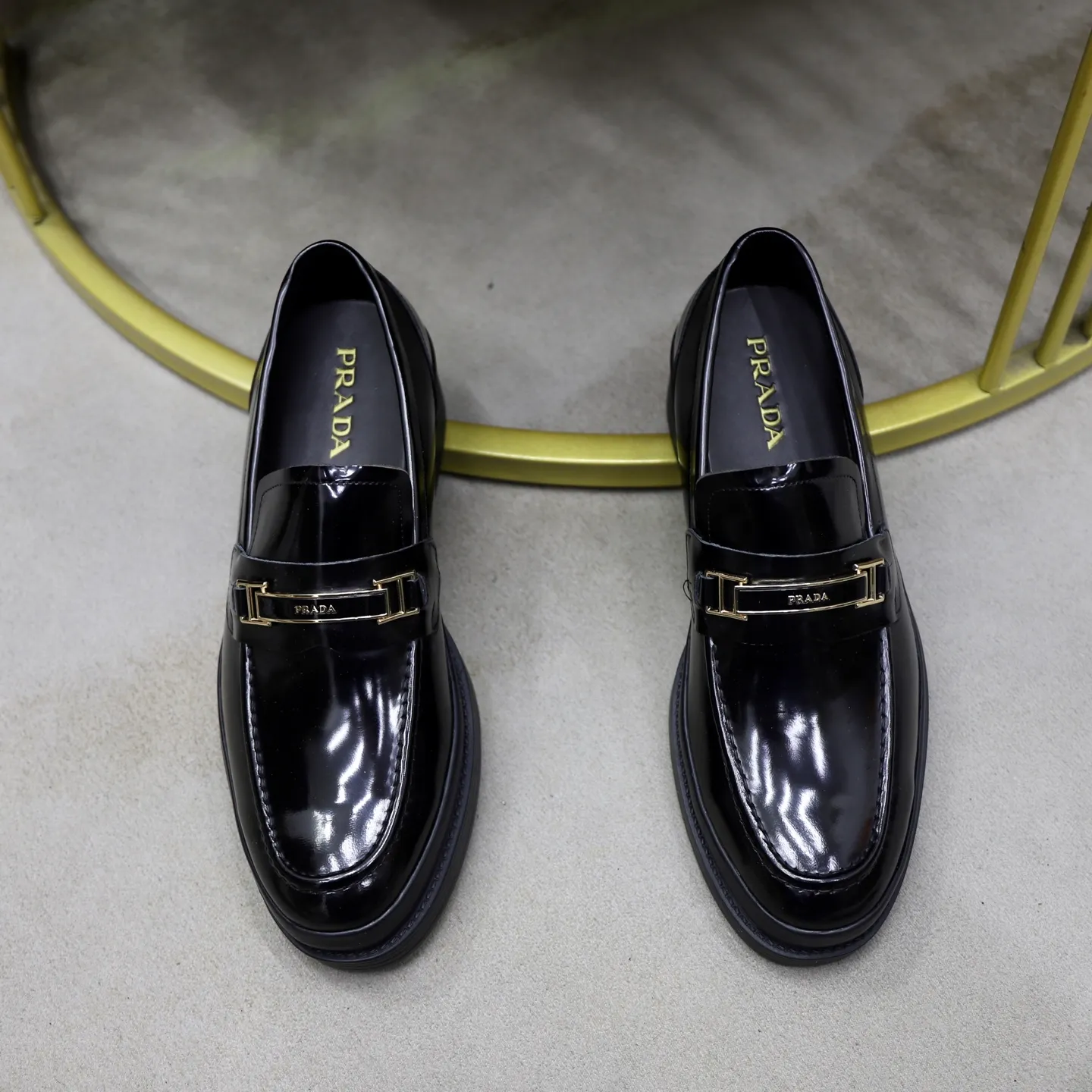 Men's shoes: 540💰🙅‍♂️🙅‍♂️🙅‍♂️ Brand: PRADA Standard code: Men's code 38-44 (45 can be customized) Grade: Same style as the official website Original order quality Material: Original cowhide surface Comfortable sheepskin lining Original outsole Style category: Men's fashionable casual leather shoes Distinguished big-name luxury elements Top luxury Color: actual picture color